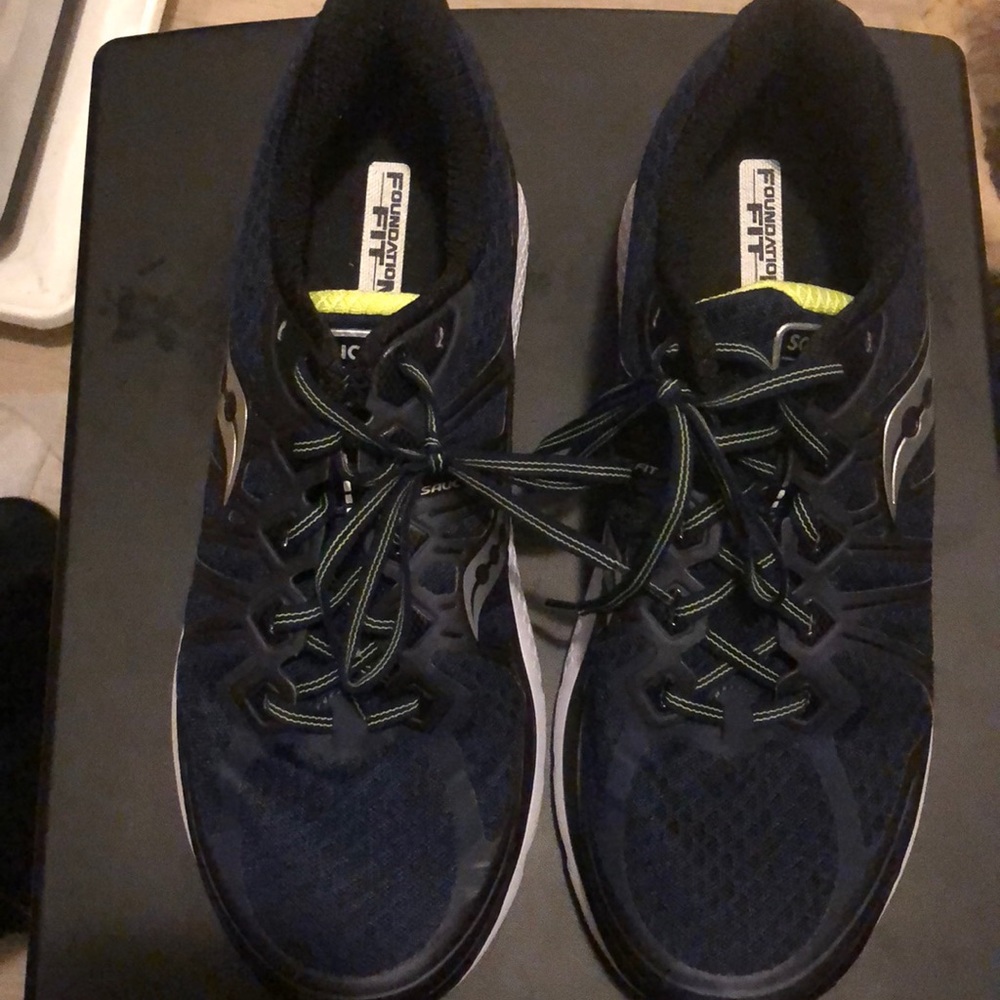 Like new Men’s Saucony sneakers size 11